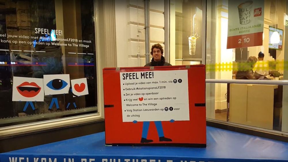 Das rote Klavier in der Bahnhofshalle Leeuwarden